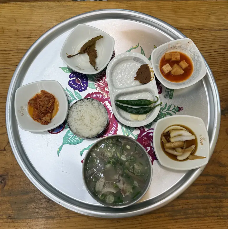 밥과 국, 반찬을 담은 한 상